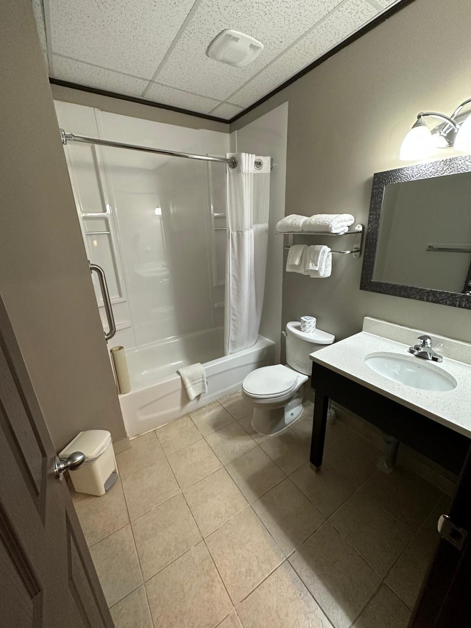 Le Voyageur Inn Mattawa Экстерьер фото