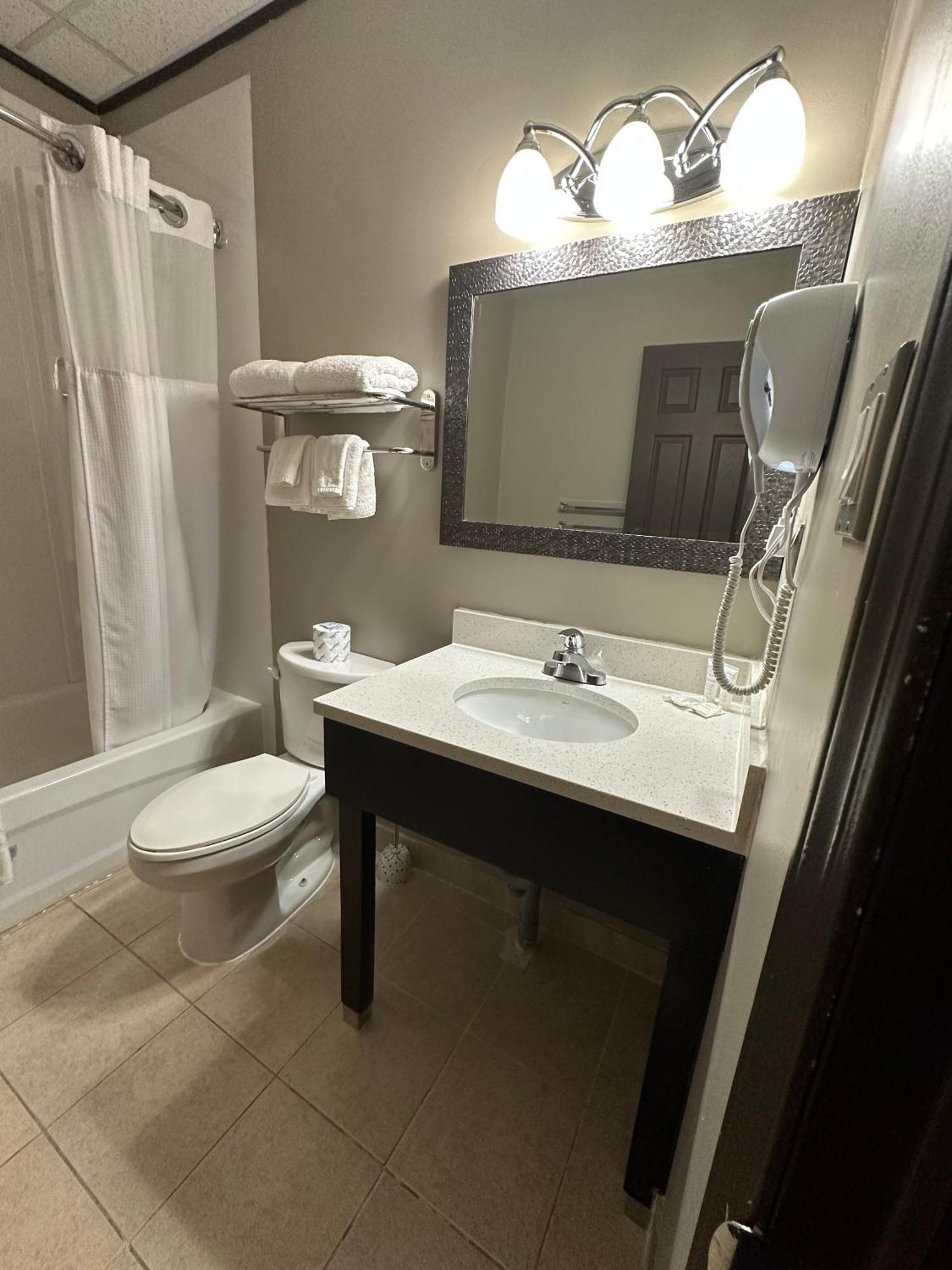 Le Voyageur Inn Mattawa Экстерьер фото